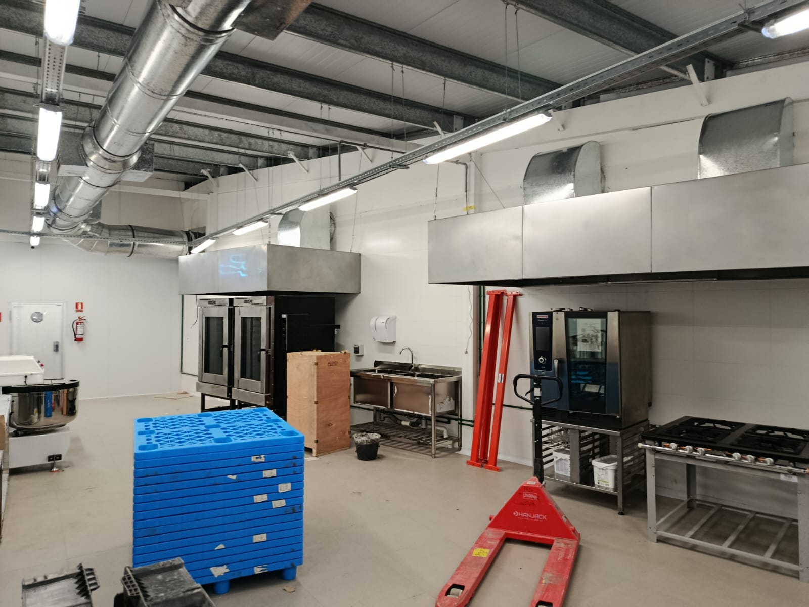 Instalación real de ductos y campanas de extracción en una cocina industrial